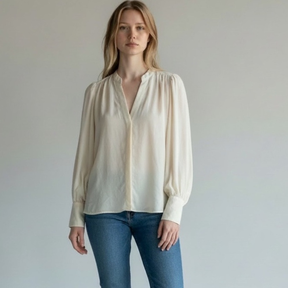 NWOT Beautiful Creamy Banana Republic Blouse       size Medium